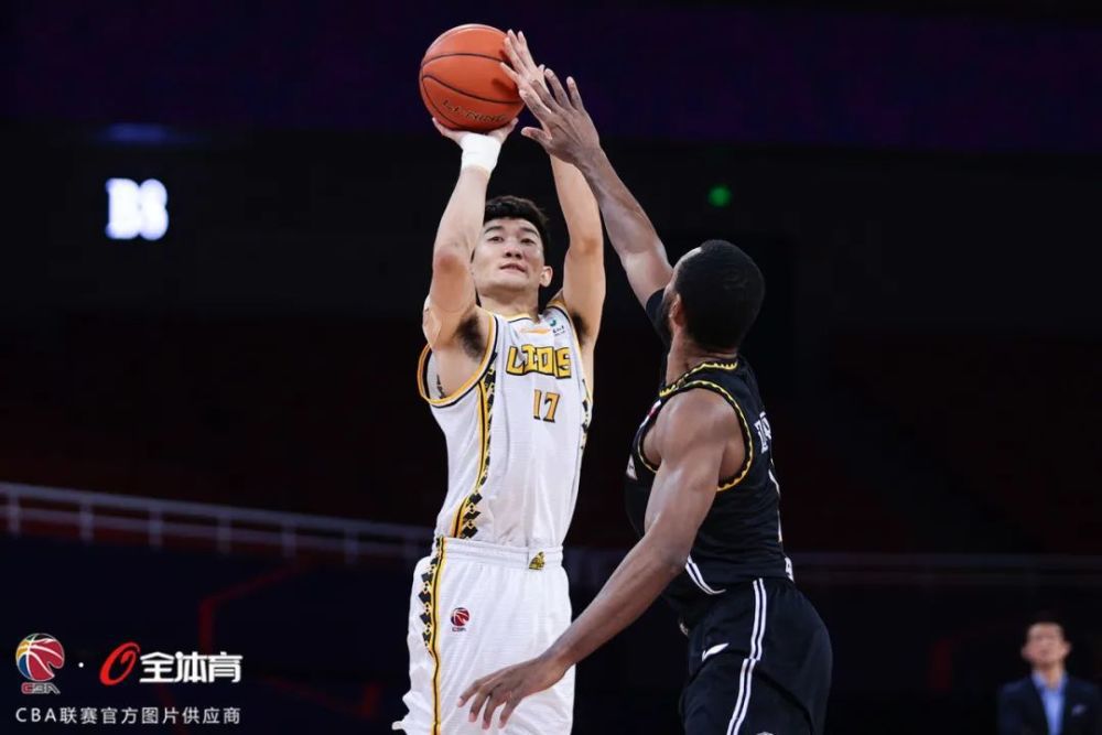 战报08:30 墨西哥美洲队 0-0（120分钟3-0）塔格雷斯 两回合4-1夺冠西甲-皇马4-1黄潜暂升榜首 迪亚斯贝林厄姆破门西甲第17轮，皇马主场迎战比利亚雷亚尔。